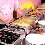 Catering Buffet mit Miesmuscheln, Gratin und Gemüse